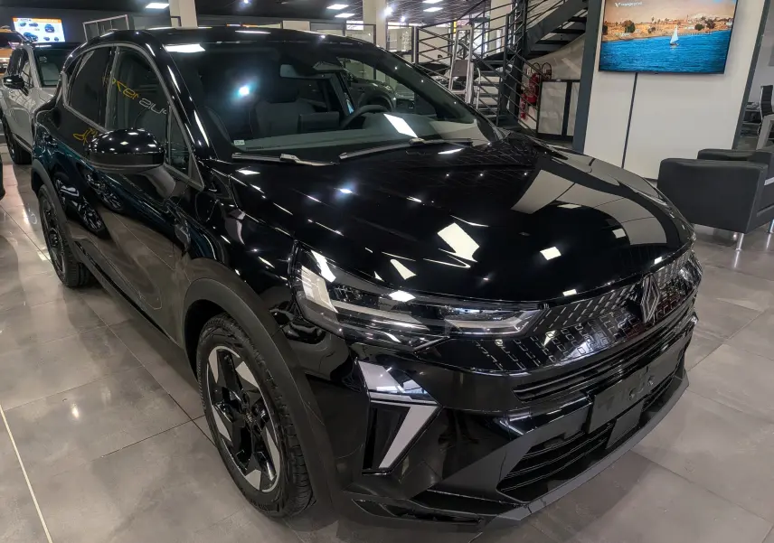 Renault Captur noir 2025 Mild Hybrid vu en 3/4 avant droit dans un showroom moderne.