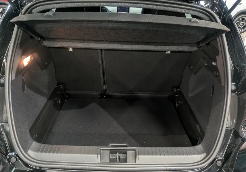 Coffre ouvert du Renault Captur noir Mild Hybrid 2025, vue arrière montrant l'espace de chargement vide et la lumière intérieure allumée.