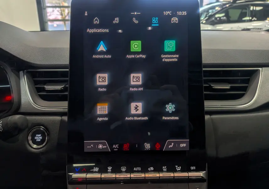 Écran tactile central avec interface multimédia dans l'habitacle du Renault Captur noir 2025, vue frontale rapprochée.