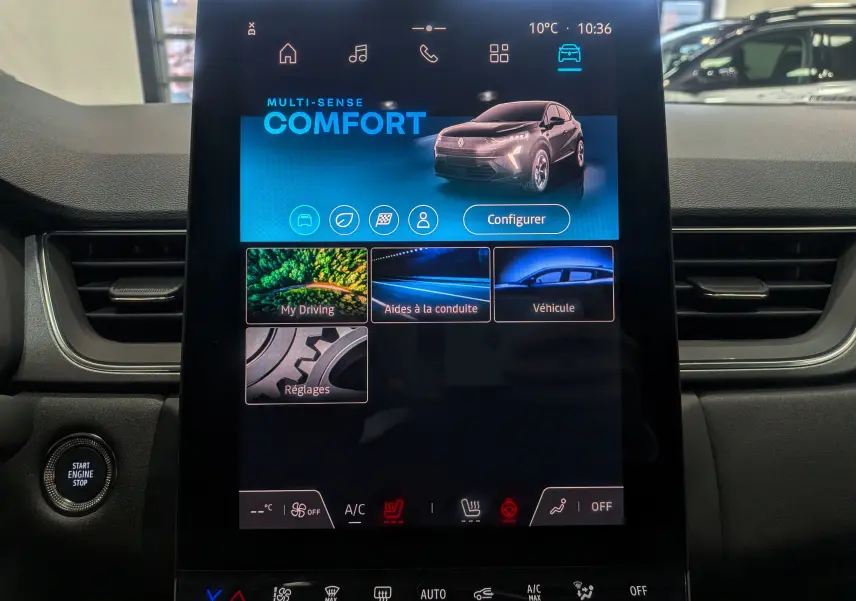 Écran tactile central du tableau de bord du Renault Captur 2025 affichant le mode de conduite Comfort en intérieur noir.