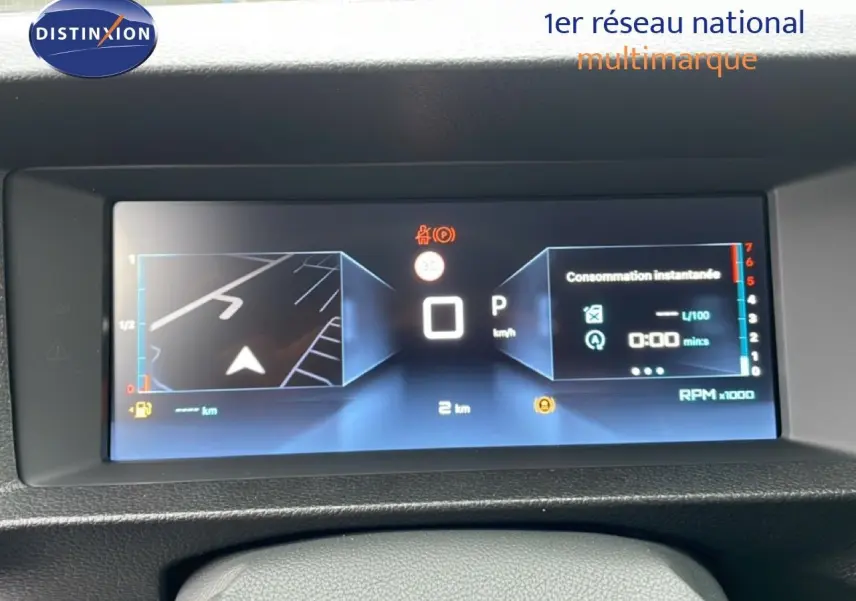 Écran numérique du tableau de bord du Citroën Jumpy Van Long L3 gris, affichant navigation et consommation instantanée.