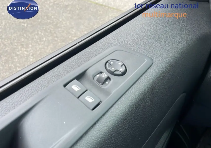 Gros plan sur les commandes de réglage des rétroviseurs et vitres côté conducteur du Citroën Jumpy gris Artense 2025.