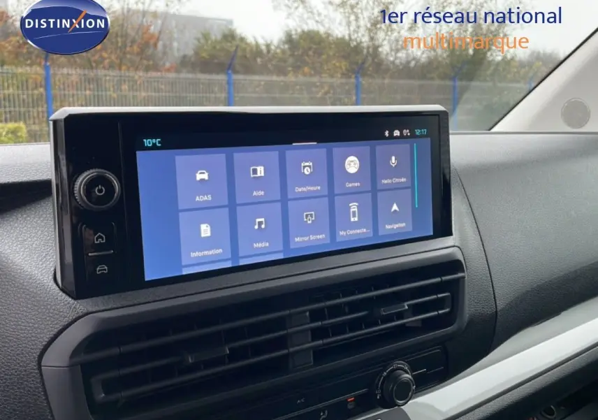 Écran tactile central du tableau de bord du Citroën Jumpy 2025, affichant les options multimédia et navigation.
