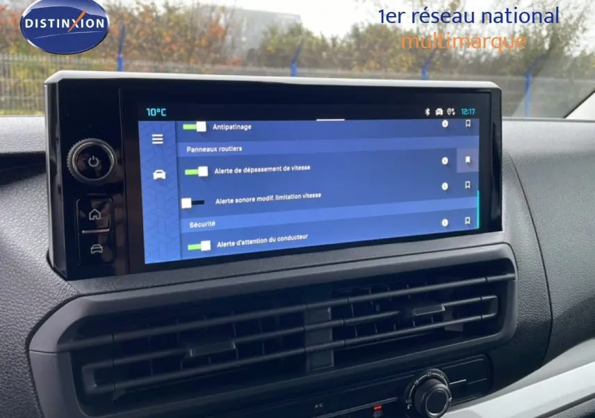 Écran tactile central du tableau de bord du Citroën Jumpy 2025, affichant les réglages d’alerte et sécurité.
