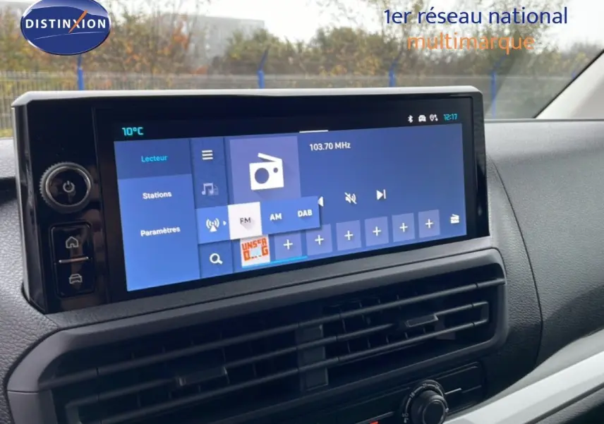 Vue intérieure du tableau de bord du Citroën Jumpy 2025 avec écran tactile multimédia et aérateurs noirs.