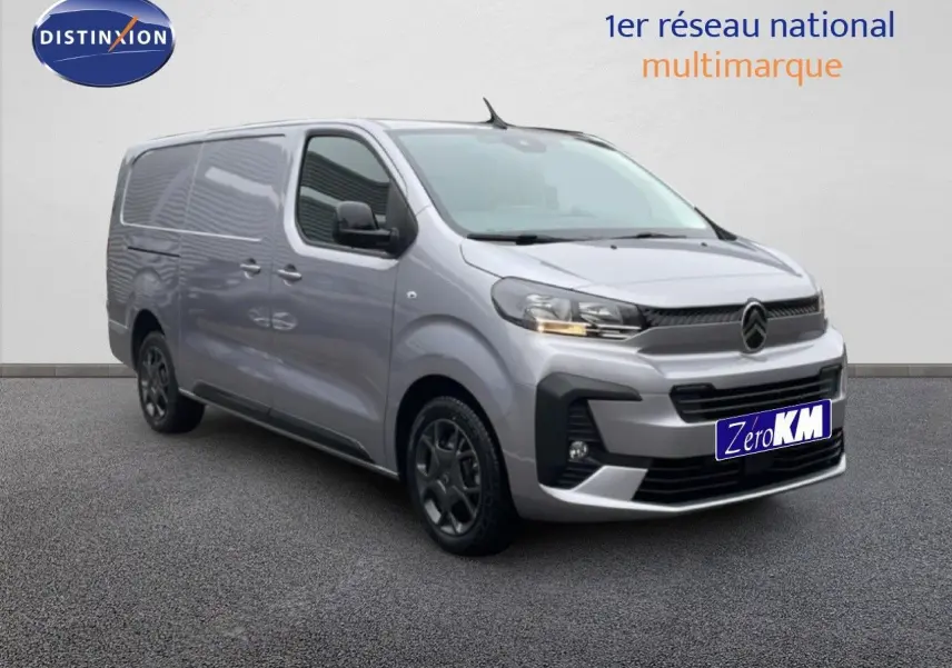 Citroën Jumpy Van Long L3 gris Artense métal, vue 3/4 avant avec calandre et phares distinctifs.