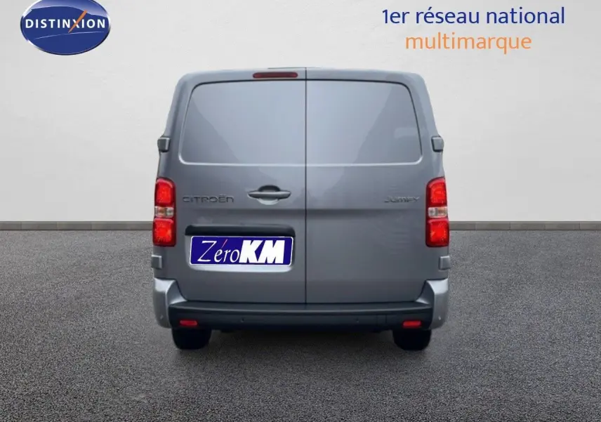 Vue arrière d’un Citroën Jumpy Van Long L3 gris Artense métal, portes battantes fermées, feux rouges visibles.