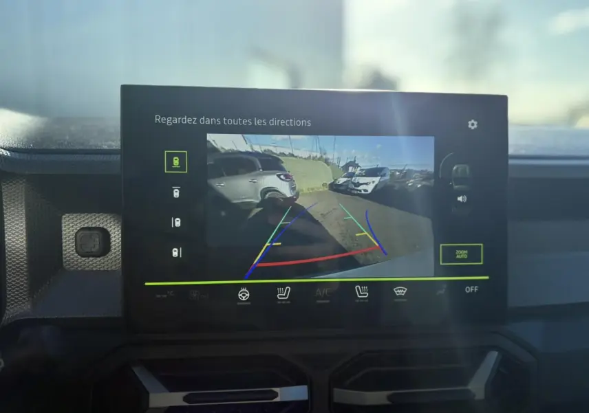 Écran tactile intérieur du Dacia Duster 2026 affichant la caméra 360° avec vue arrière en stationnement.
