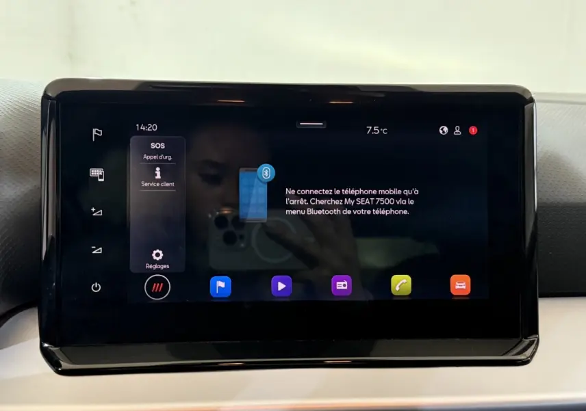 Écran tactile central du système multimédia de la SEAT Ibiza 1.0 TSI 110 FR affichant les options d'appel d'urgence et Bluetooth.