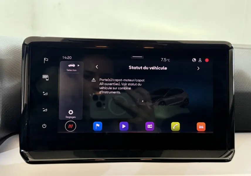 Écran tactile central de la SEAT Ibiza 2024 affichant le statut du véhicule, avec interface colorée et icônes visibles.