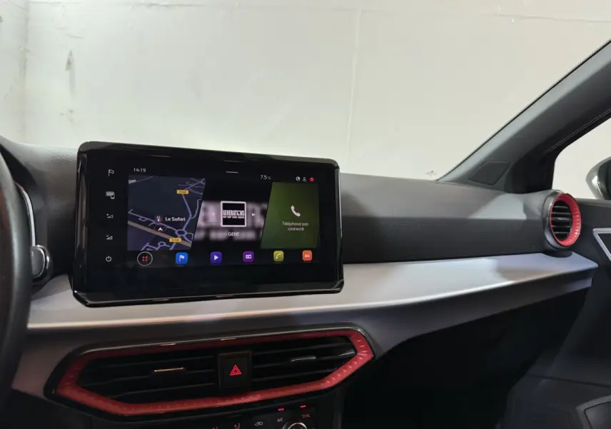 Vue intérieure du tableau de bord de la SEAT Ibiza 2024, écran tactile 9,2 pouces avec cadre noir et détails rouges.