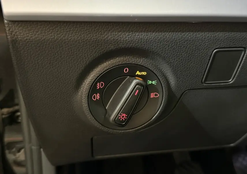 Gros plan sur le bouton de commande des phares du tableau de bord d’une SEAT Ibiza noire 2024.