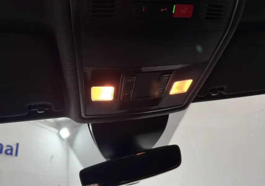 Plafonnier allumé avec commandes et rétroviseur intérieur dans l’habitacle d’une SEAT Ibiza noire 2024.