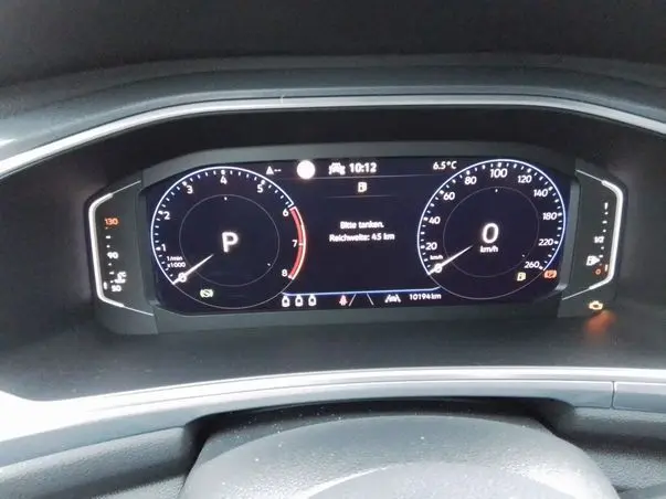 Vue rapprochée du tableau de bord numérique du Volkswagen T-Roc 2025, affichant la vitesse et le régime moteur.