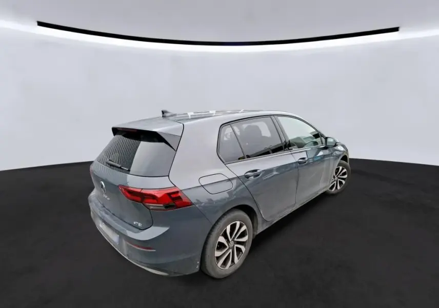Vue 3/4 arrière droite d'une Volkswagen Golf gris métallisé 5 portes avec feux arrière LED et jantes alliage.
