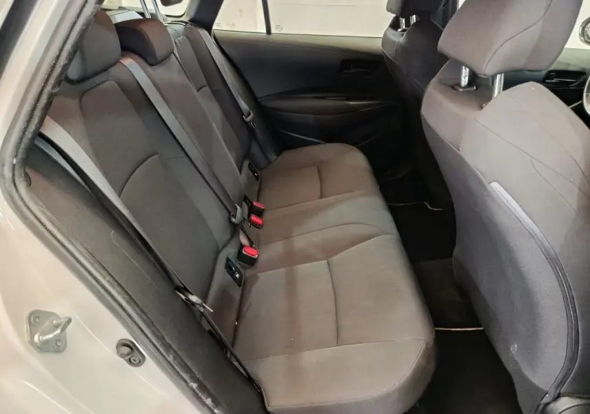 Vue intérieure côté gauche sur la banquette arrière grise de la Toyota Corolla Hybride 122h Active 2020.