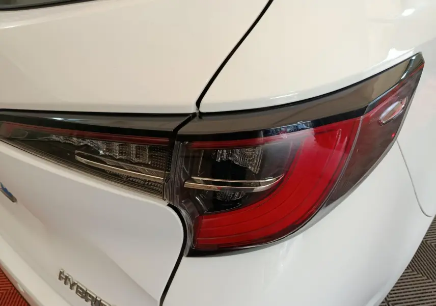 Gros plan sur le feu arrière droit blanc brillant de la Toyota Corolla Hybride 122h Active 2020.