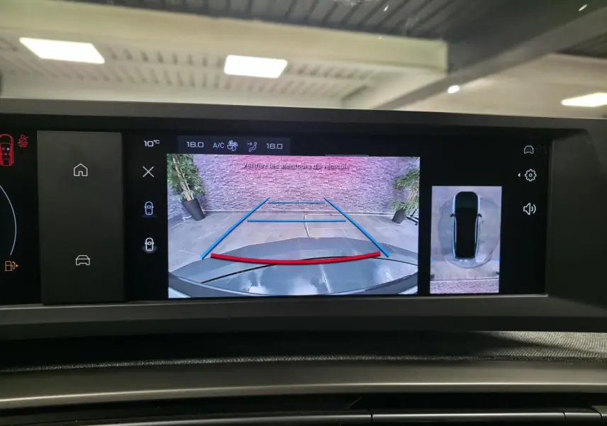 Écran de caméra de recul affichant l'arrière noir brillant du Peugeot 3008 hybride avec lignes de guidage colorées.