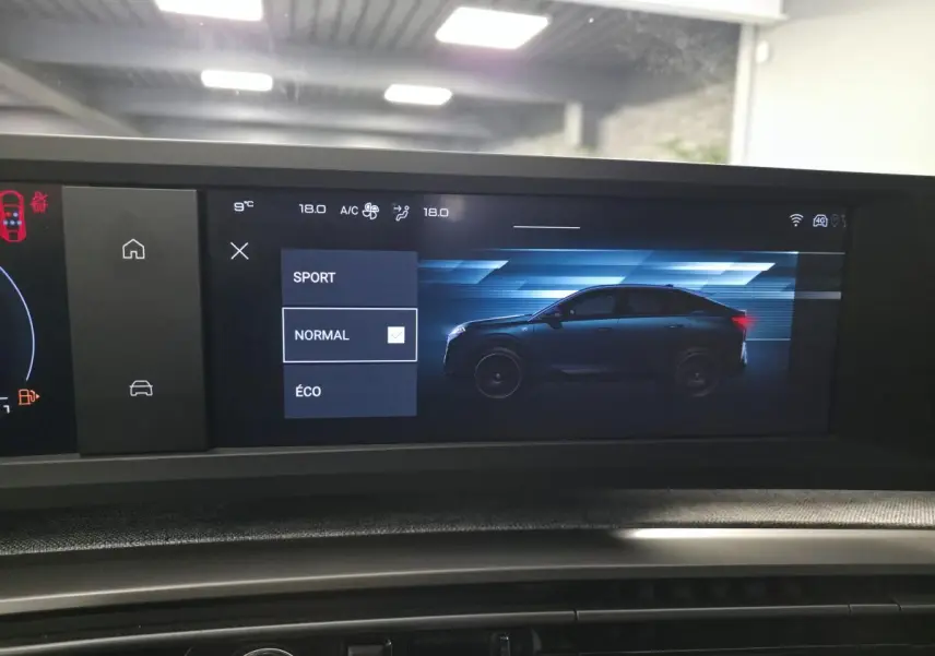 Écran central affichant le profil latéral droit noir du Peugeot 3008 Hybrid 2025 avec modes de conduite Sport, Normal et Éco.