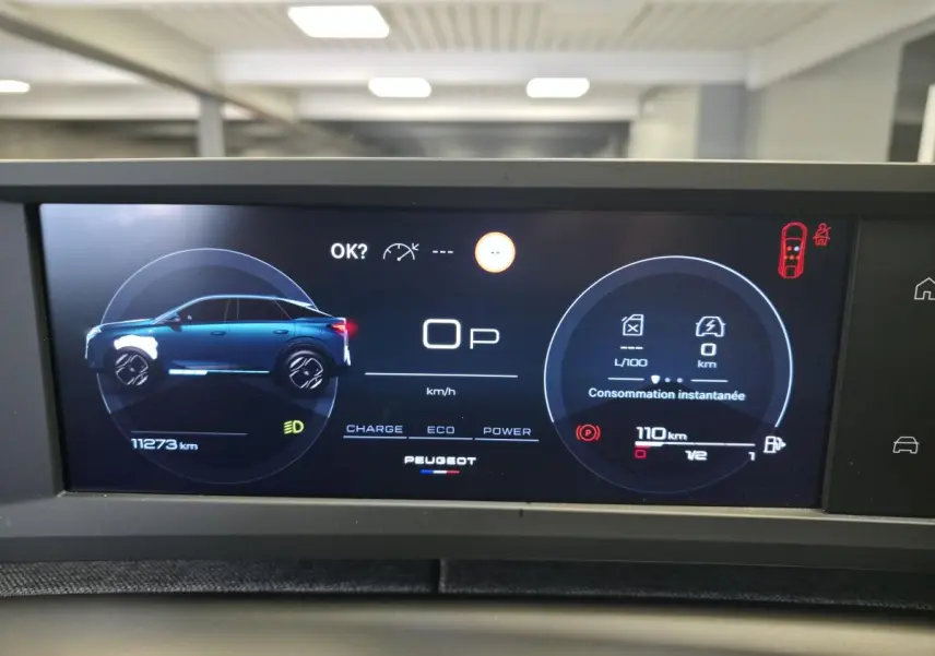 Affichage numérique du tableau de bord du Peugeot 3008 hybride, montrant une vue latérale stylisée du véhicule en bleu.