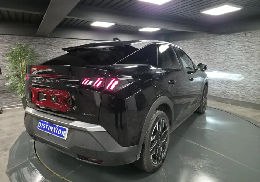 Peugeot 3008 noir vue 3/4 arrière droit, feux arrière LED à 3 griffes et jantes alliage 19'' diamantées.