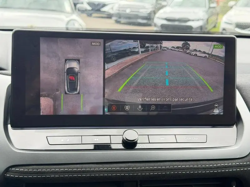 Écran tactile intérieur montrant la caméra de recul et la vue 360° du Nissan Qashqai noir Kuro 2024.