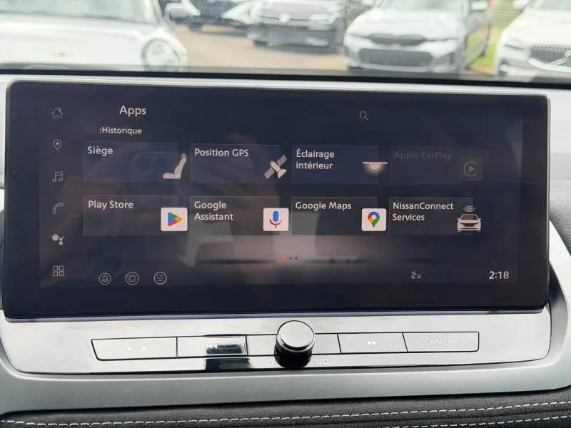 Écran tactile central du Nissan Qashqai 2024 affichant les applications GPS, Google Assistant et NissanConnect.
