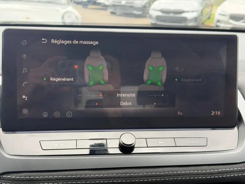 Écran tactile intérieur du Nissan Qashqai 2024 affichant les réglages de massage des sièges avant.
