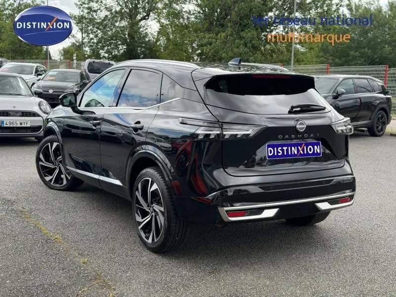 Vue 3/4 arrière droite du Nissan Qashqai 2024 noir Kuro métallisé avec jantes alliage et feux LED distinctifs.