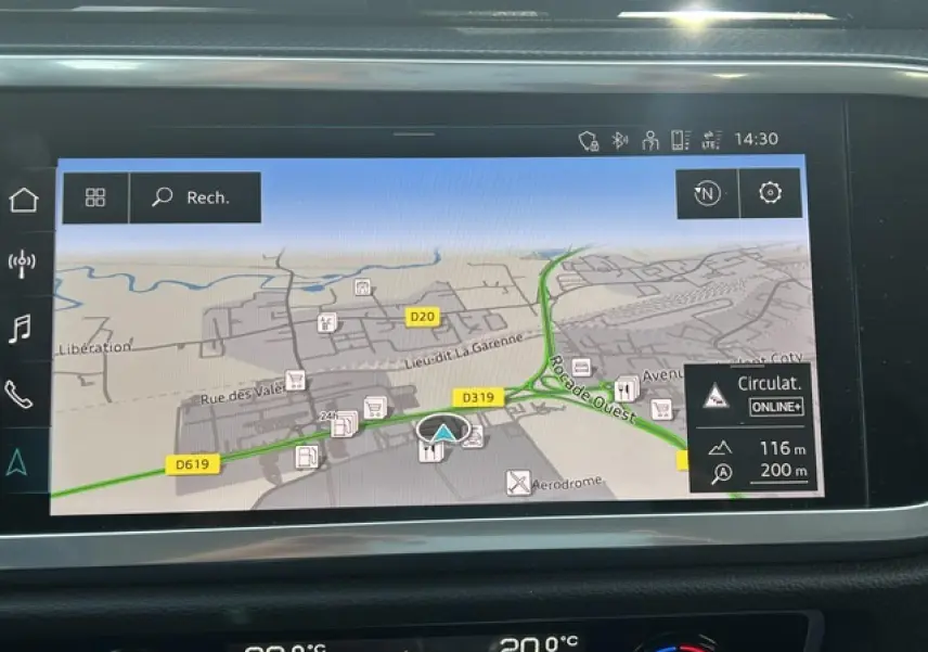 Écran central du tableau de bord de l'Audi Q3 Sportback blanc, affichant la navigation GPS en mode jour.