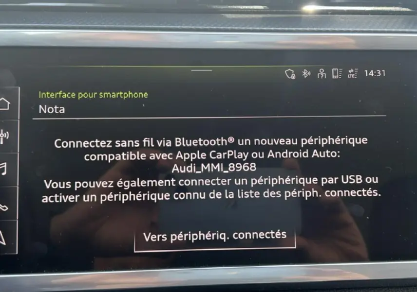 Écran tactile intérieur de l'Audi Q3 Sportback 2022 affichant l'interface de connexion smartphone Bluetooth.
