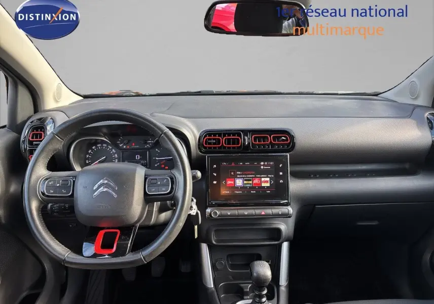 Intérieur de Citroën C3 Aircross noir perla metal, vue frontale du tableau de bord avec volant et écran tactile central.