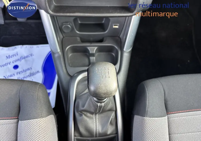 Vue plongeante sur la boîte manuelle et les sièges tissu noir avec surpiqûres rouges du Citroën C3 Aircross noir Perla Metal.