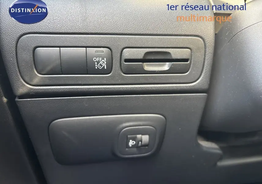 Détail des commandes intérieures côté conducteur du Citroën C3 Aircross noir Perla Metal 2019.