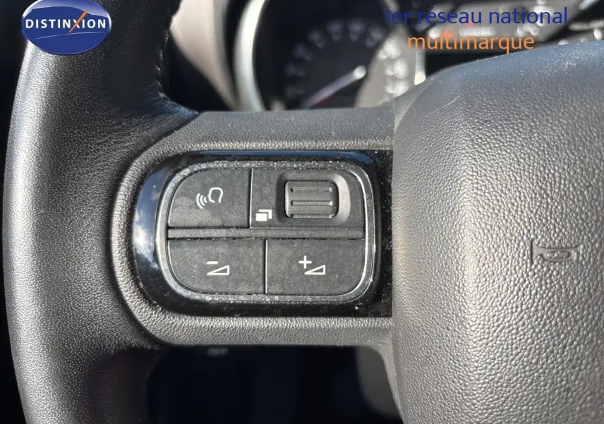 Gros plan sur les commandes audio au volant du Citroën C3 Aircross 2019 noir Perla Metal.