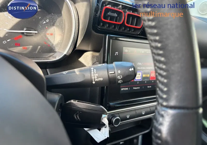 Vue intérieure rapprochée du tableau de bord et volant d’une Citroën C3 Aircross noir Perla Metal, avec commandes et écran tactile visibles.