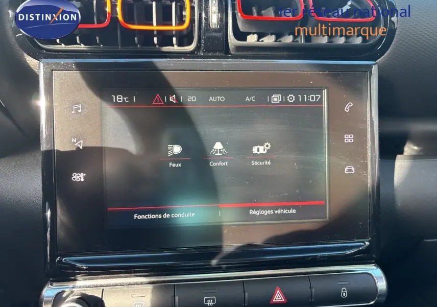 Vue rapprochée de l’écran tactile central et des aérateurs avec contours rouges dans l’habitacle noir du Citroën C3 Aircross 2019.