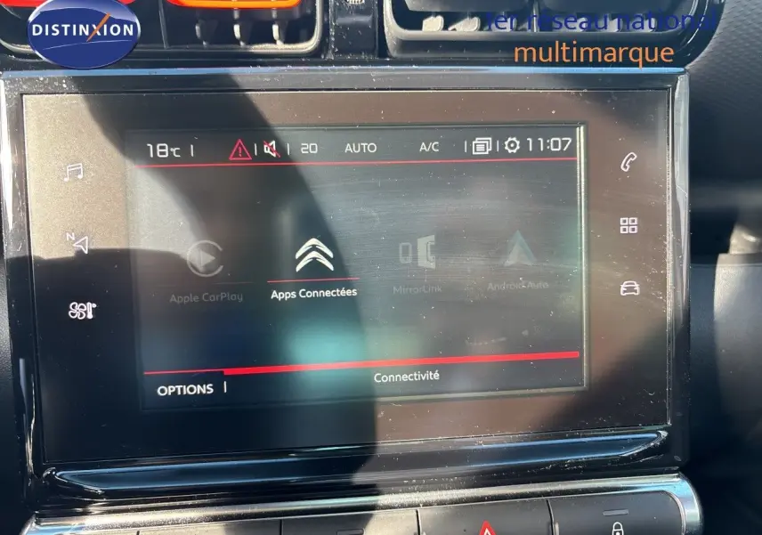 Écran tactile central du tableau de bord du Citroën C3 Aircross noir, affichant les options de connectivité.
