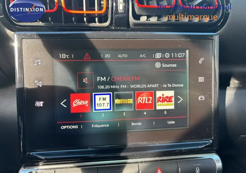 Écran tactile central du tableau de bord de la Citroën C3 Aircross noir, affichant les stations radio FM.
