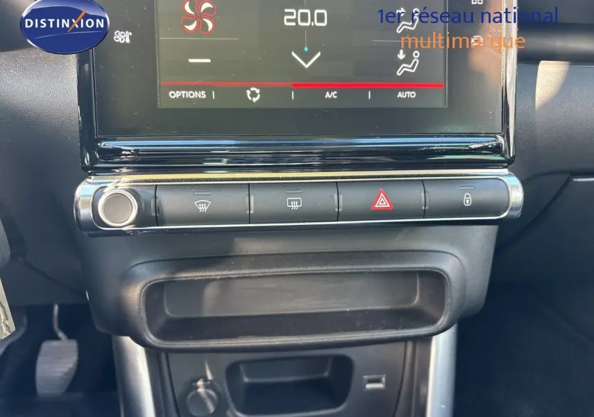 Gros plan sur la console centrale de la Citroën C3 Aircross noire, affichant l'écran tactile et les commandes climatisation.