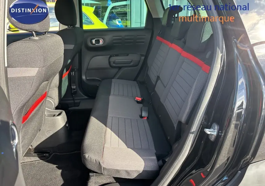 Vue intérieure côté droit sur les sièges arrière noirs avec bande rouge du Citroën C3 Aircross 2019 noir Perla Metal.