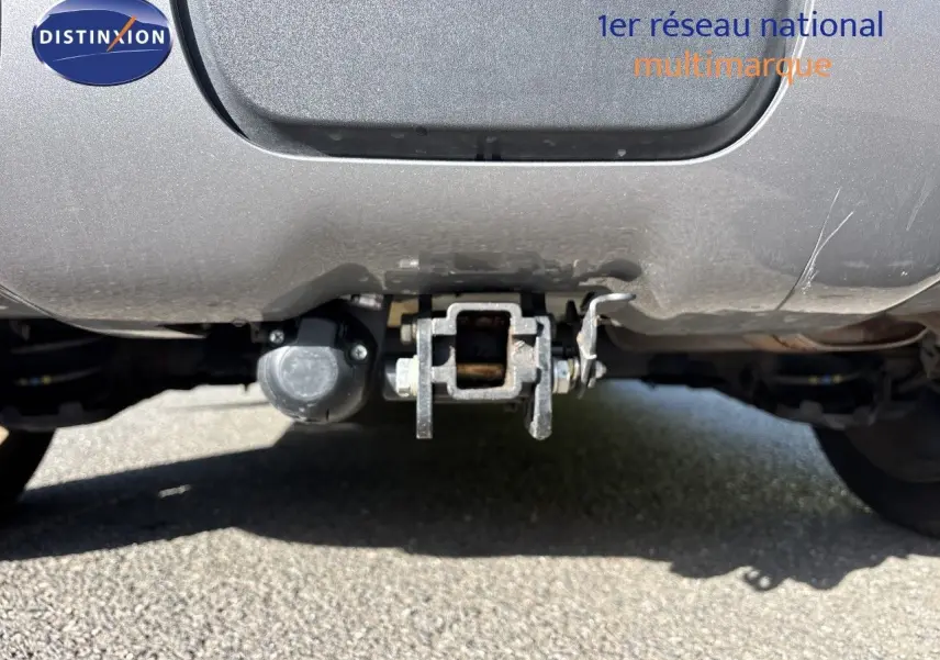Gros plan sur l'attelage d'une Citroën C3 Aircross noir perla metal, vue arrière basse sous le pare-chocs.