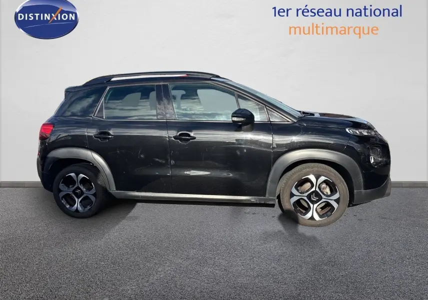 Profil droit d'un Citroën C3 Aircross noir Perla Metal 2019 avec jantes alliage bicolores et toit noir.