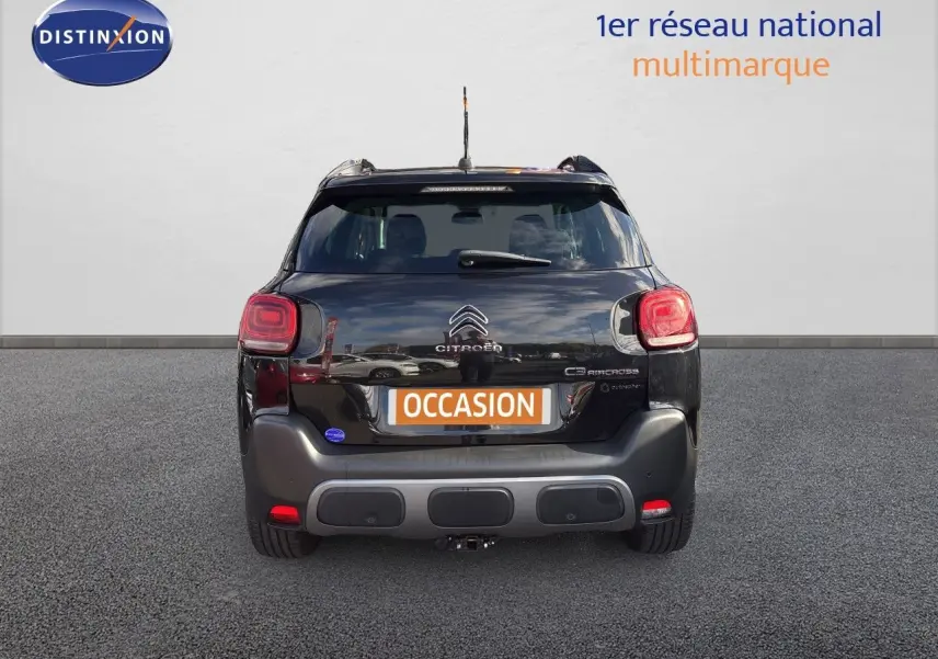 Vue arrière d'une Citroën C3 Aircross noire Perla Metal, avec feux arrière distinctifs et plaque "OCCASION".