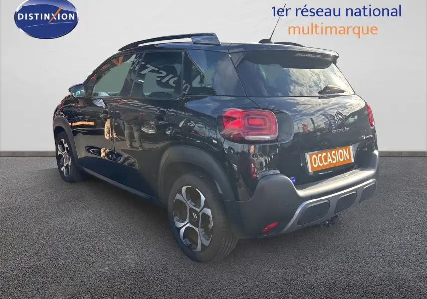 Citroën C3 Aircross noir perla metal vue 3/4 arrière droit, avec jantes bi-ton et feux arrière LED distinctifs.