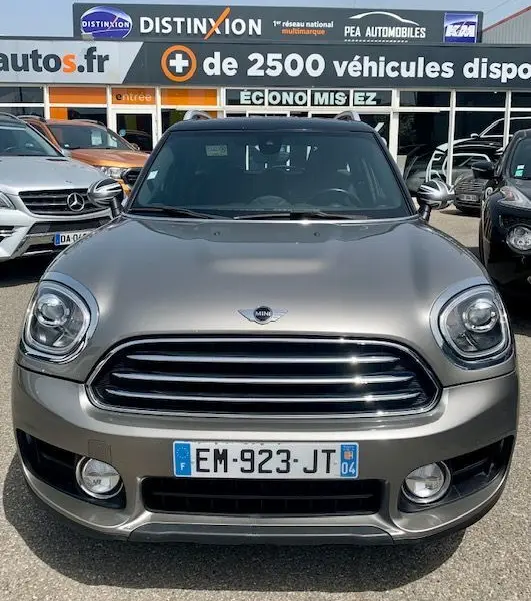 Vue frontale d'un MINI Countryman Cooper D 150ch gris 2017 avec calandre chromée et phares ronds visibles.