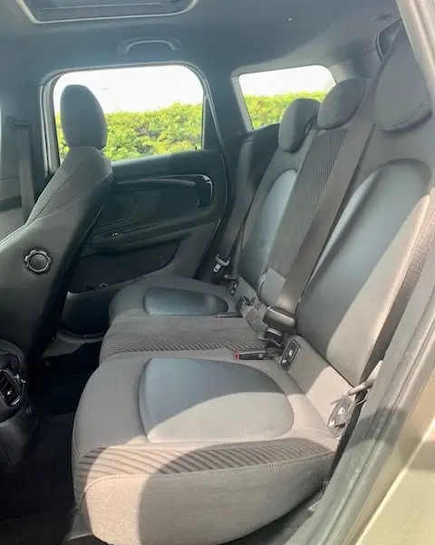 Vue intérieure côté droit sur les sièges arrière gris du MINI Countryman Cooper D 150ch 2017 avec toit ouvrant.