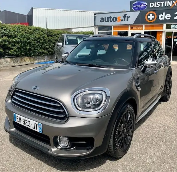 MINI Countryman Cooper D 150ch gris vue 3/4 avant droit avec jantes noires et rétroviseurs argentés.