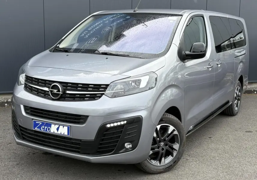 Vue 3/4 avant droite d'un Opel Zafira Life XL gris Artense avec jantes alliage et toit panoramique visible.