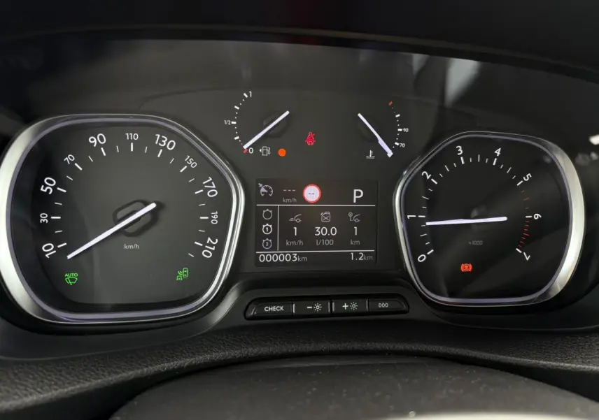 Tableau de bord de l'Opel Zafira Life XL 2024 avec compteur analogique et écran digital affichant 3 km.